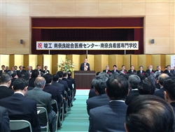 新病院の竣工式典で挨拶する管理者代表の荒井奈良県知事