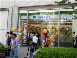 サークルKサンクスのファミリーマートブランド転換1号店となった「ファミリーマート晴海センタービル店」