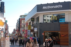 3月29日付で閉店するソウルのあるマクドナルド（写真右側2階）