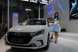 中国でエコカーのトップセールスとなったBYDのPHV「秦」