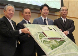 千歳工場の完成予想模型を持つ、左からラピダスの東会長、ラピダスの小池社長、鈴木北海道知事、横田千歳市長