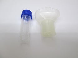 唾液採取用のキット（左は容器、右はストロー）