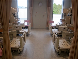 左：重症患者向けの2床室、右：多床室の様子
