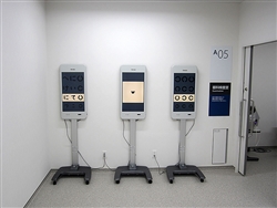 新設した眼科にも様々な機器を用意、右：眼科検査室の様子