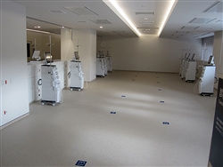 化学療法室は今後の増床にも対応する、右：透析室には25床を設置