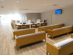 ワンストップの患者サポートセンターのカウンター（写真奥）