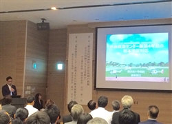講演する奥本克己氏と会場風景