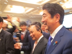 フック首相（奥）と安倍首相