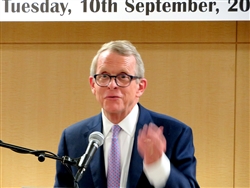 マイク・デワイン知事