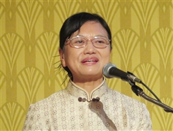 何麗君氏