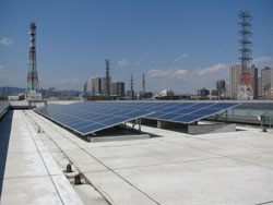 屋上に設置された太陽光発電パネル