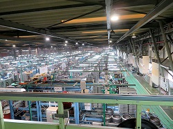 多くの装置が並ぶ工場内部
