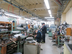 職人が働く工場の内部