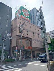 ライフ神田和泉町店の外観。ライフでは「BIO-RAL」の伸長などで好調が続く