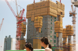 ソウル・蚕室で15年完成を目指し建設中の「第2ロッテワールド」（123階建て）
