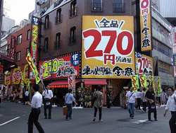 街には低価格居酒屋の看板が目立つ