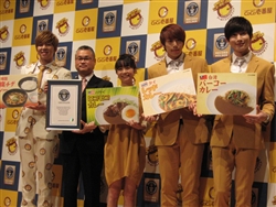 福田萌さん（中央）とU-KISS、左から2番目は宮崎事業企画本部長