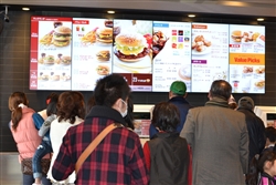 3世代が利用する福岡市に3月15日に開店した「マクドナルド3号線松崎店」