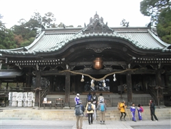 筑波山神社で参拝する登山者