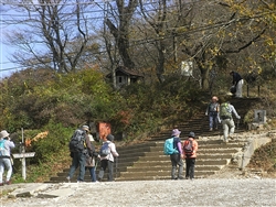 登山者が続々と山頂を目指す