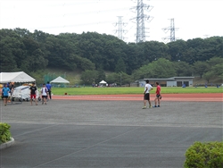 アマチュアの試合でも少なくない人数が集まるのでビジネスチャンスはあるといえる（写真は陸上競技記録会の様子）