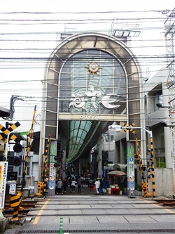 多くの店舗が集積する「伏見大手筋商店街」