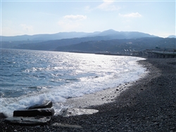 御幸の浜は想像以上に青かった。奥には真鶴半島を望む