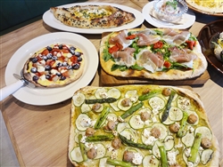 カフェダイニング「Public House」のピザを中心としたメニュー（11月24日に開催された「東横線・目黒線武蔵小杉駅南口高架下店舗」の内覧会で）