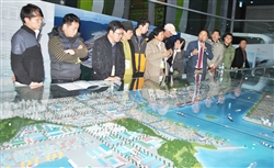 韓国駐在外国人記者団による新港取材の様子