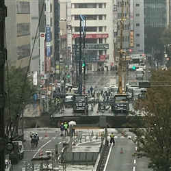 博多駅前道路陥没、「JR博多シティ」から撮影