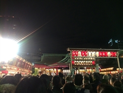 多くの人で賑わう今宮戎神社の境内