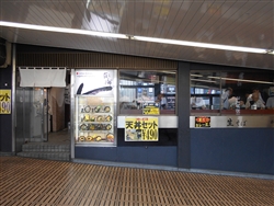 限られたスペースで、様々な工夫を凝らす駅そば屋