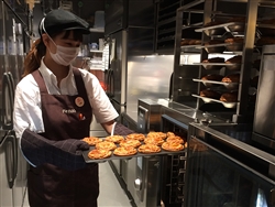 店内のキッチンで焼き、焼き立てを提供