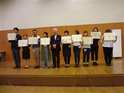 井上審査委員長（左から5番目）と優勝した谷口さん（「まくらぼ」イオンモール北戸田店、右から5番目）