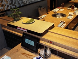 「一頭買い焼肉 道頓堀みつる 心斎橋店」では日本庭園に見立てたプレートに乗って肉が運ばれる