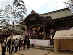 初詣で参拝する人々