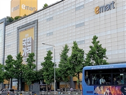 超低価格をアピールするソウル市内の大型ディスカウント店