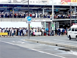 駅構内から溢れる人々