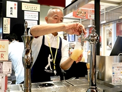 店主が注ぐ絶品の生ビール