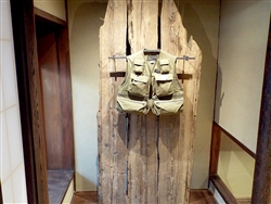 船板を使用したフィッシングベストの展示