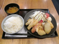 串カツ田中はランチでもあつあつの串揚げが並ぶ