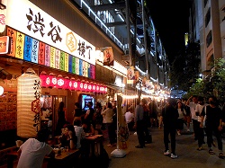 「渋谷横丁」に集まる人々