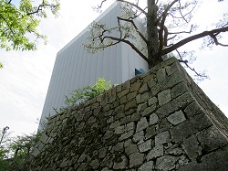 改修工事が進む福山城。大きなカバーがかけられその姿を拝むことができない
