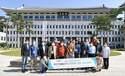 慶尚北道道庁を訪れたソウル外信記者団、後ろには16年に移転した立派な道庁建物が聳える