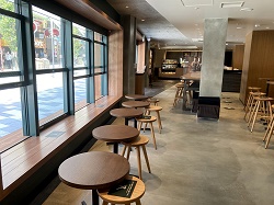 EKIZO神戸三宮店は車窓をイメージした客席が特徴