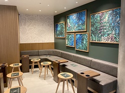 奥にはソファシートタイプの客席もある