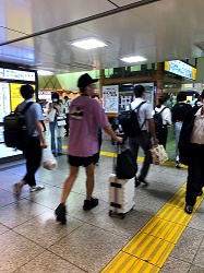 行き交う人でごった返す駅構内