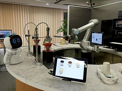 DXが加速していく（写真はQBIT Roboticsが展開する「&robot cafe system」）