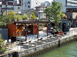 屋外型の焼肉店「肉欲パープル」