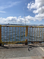 神奈川県内の海釣り公園施設。潮に晒されて傷みが早い。維持管理が大切だ